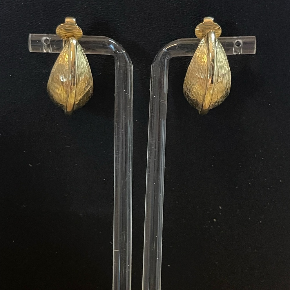 Gorgeous! Brushed Gold tone Vintage Clip-On Earrings
